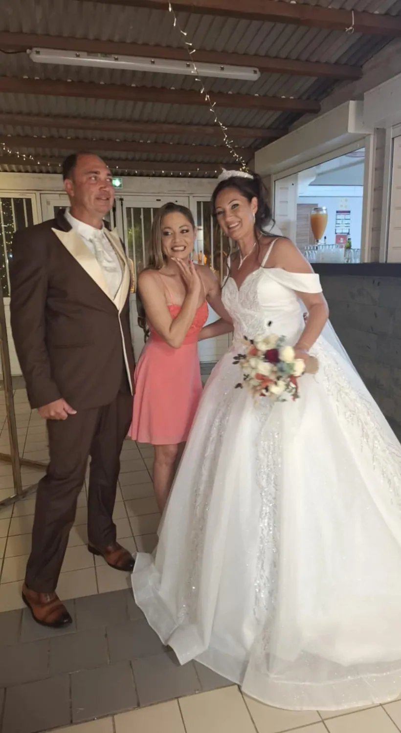 La wedding planner entourée des mariés le soir de leur réception